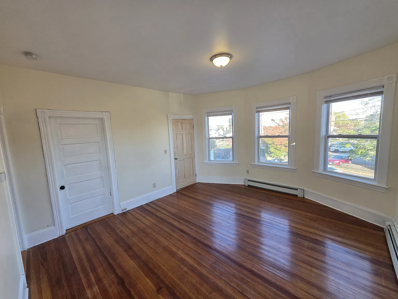  624 Broadway 2ndFlr 2B/1B FreshPaint Hardwoods! Laundry Prkg Balcony! — Photo 3