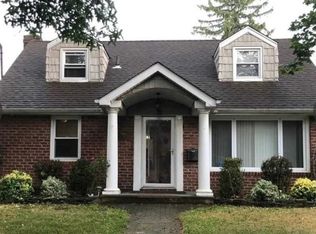 1702 Aladdin Ave, New Hyde Park, NY 11040