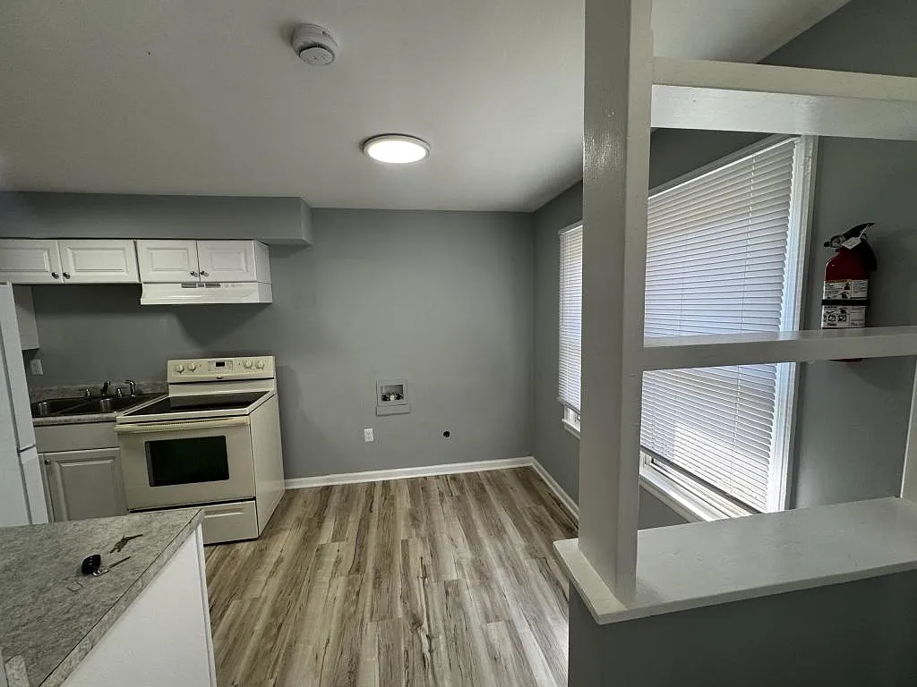 2085 Cosmos Rd — Photo 2