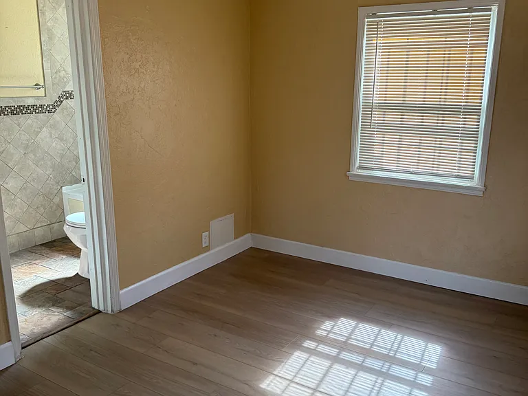 2806 N H St — Photo 7