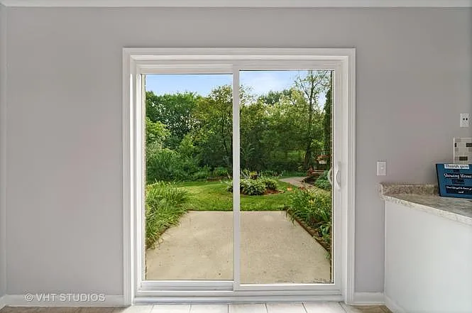 3 bed, 1.5 bath, 1250 sqft, $2,300 — Photo 3