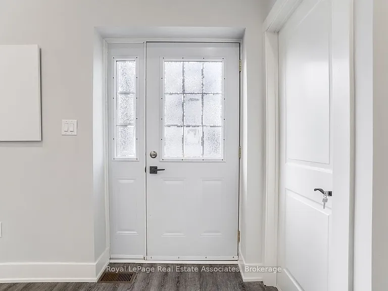 39 Welland Ave S #1 — Photo 4