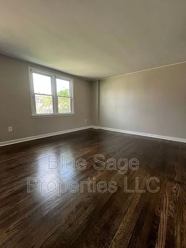 3 bed, 1.0 bath, 1008 sqft, $1,795 — Photo 3