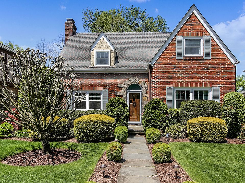 Welcome to this beautifully maintained home sweet home!