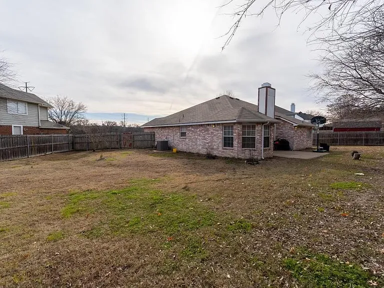2414 Coventry Ct — Photo 10