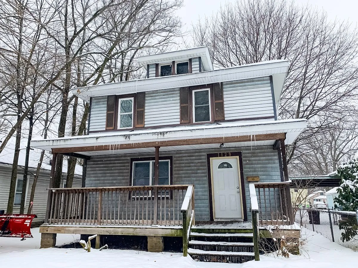 1129 N Brookfield St photo 1