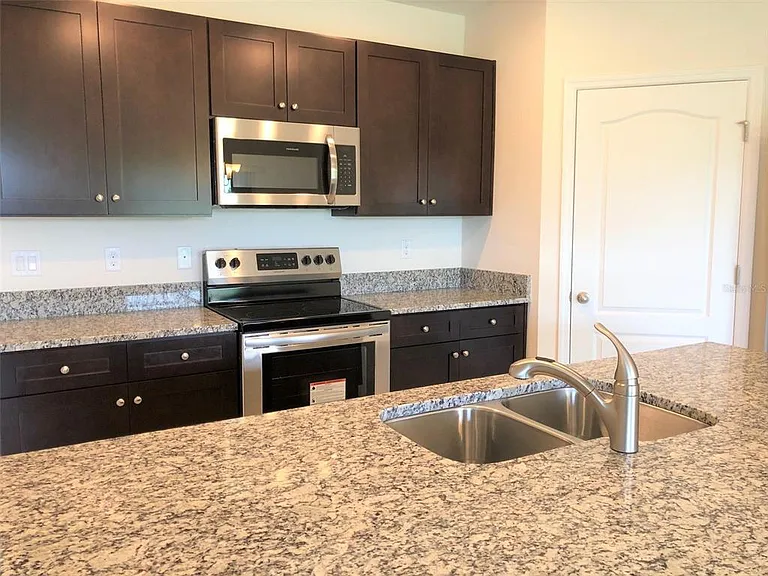 194 Saint Thomas Dr — Photo 4