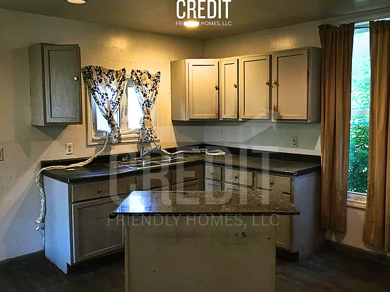 223 N Pine St — Photo 6