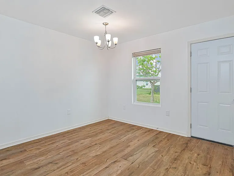 305 NW 16th Pl — Photo 6