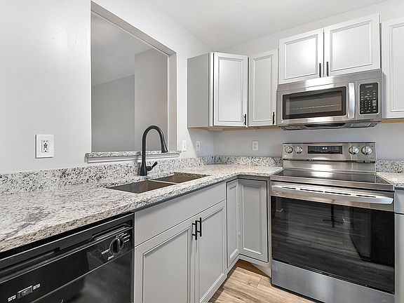 4th image of 174 Hawkins Ln #9C