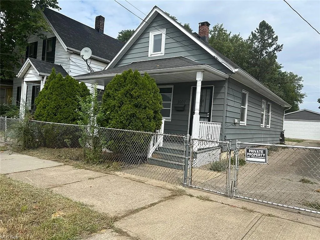 3 bed, 1080 sqft, $2,300 — Photo 2