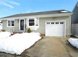 850 S 6th St, Lindenhurst, NY
