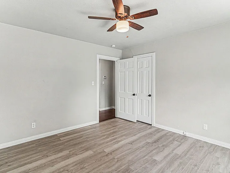1108 E Robert St — Photo 14
