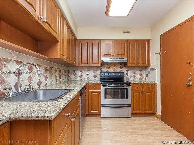 9225 Collins Ave #1006 — Photo 9