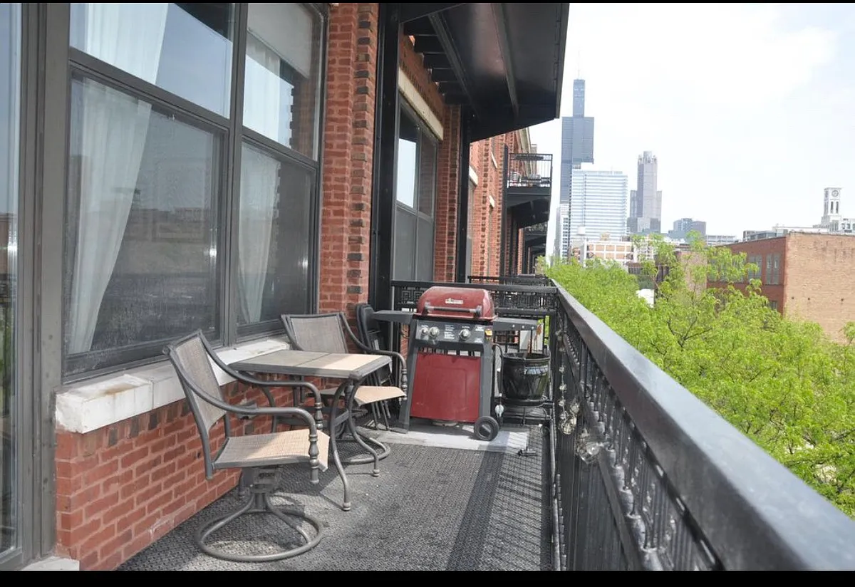 Building Photo - 1040 W Adams St #340