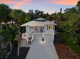 221 Island Cir, Sarasota, FL 34242