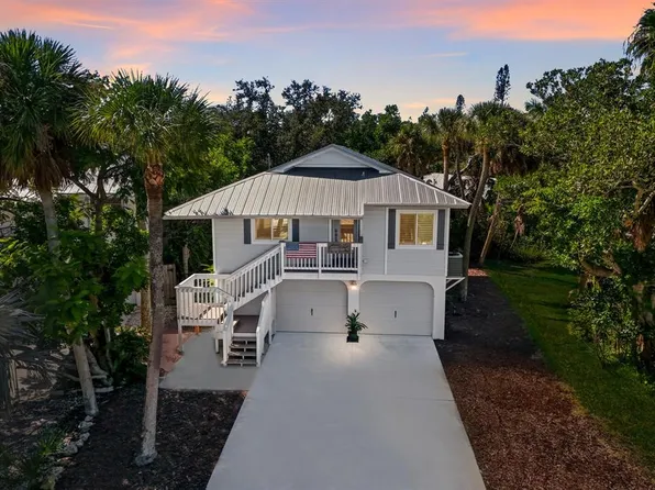 221 Island Cir, Sarasota, FL 34242