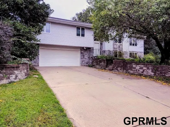 340 Pinewood Dr, Nebraska City, NE 68410