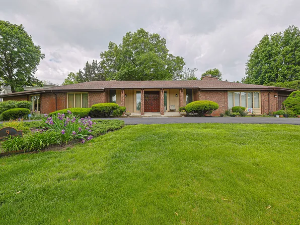9 Camelot Dr, Oak Brook, IL 60523