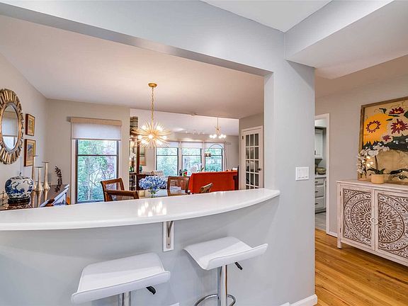3rd image of 16 High Oak Ct