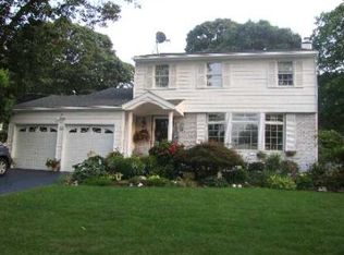 58 Wyandotte St, Selden, NY 11784