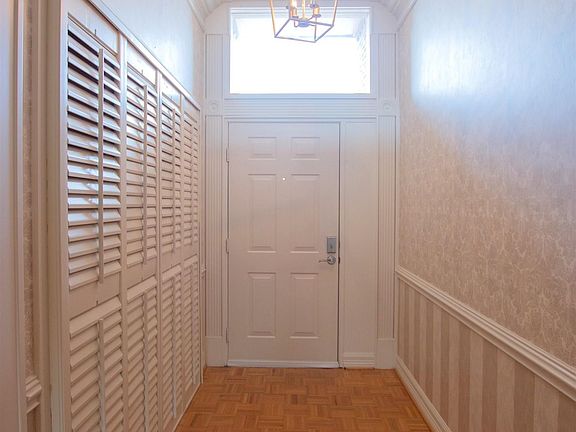 3rd image of 410 Amberwood Cir