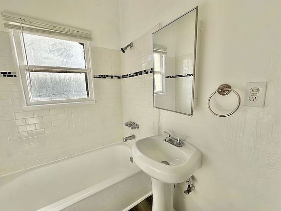 3rd image of 849 S Kenmore Ave APT 33