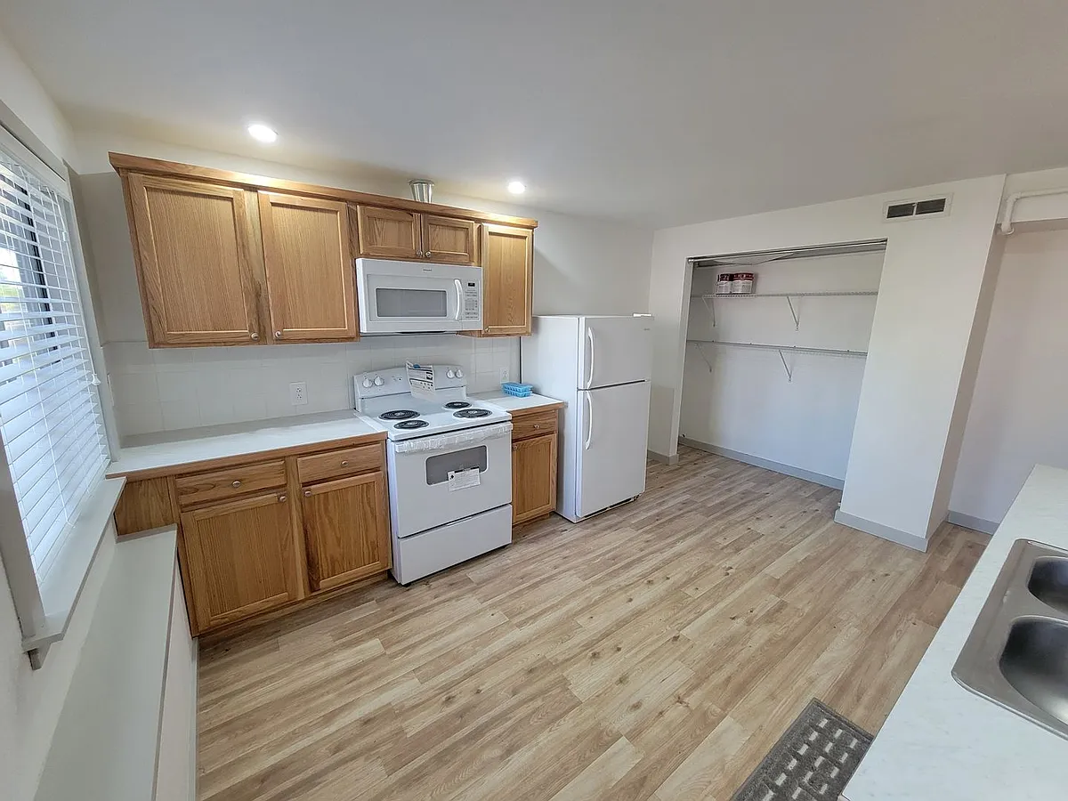 Building Photo - 2165 Ponderosa Dr SE