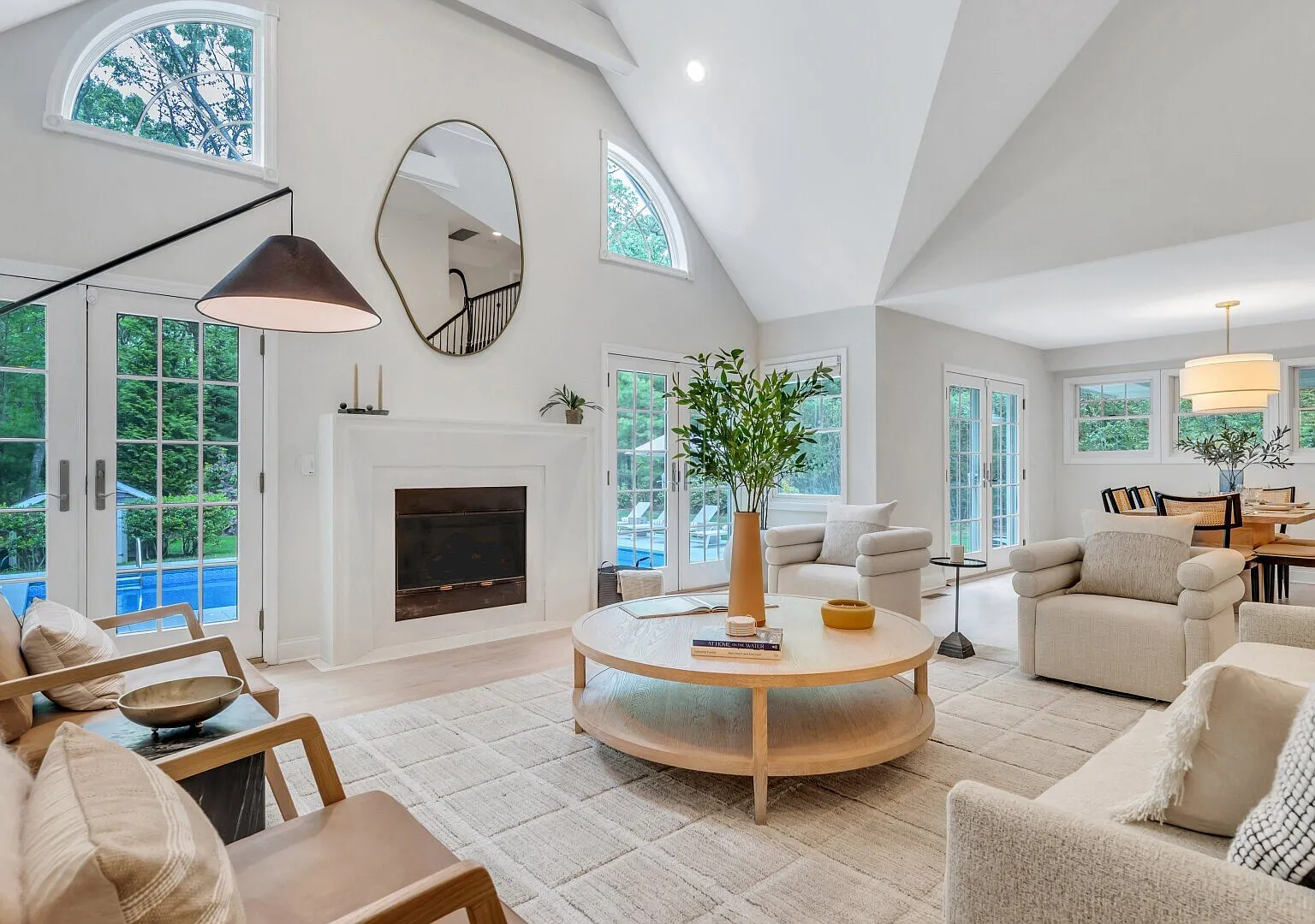 Newly Renovated in East Hampton, Private heated Pool — Photo 1