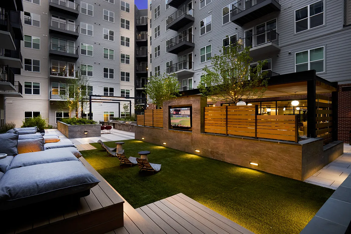 Sloan Clarendon — Photo 2