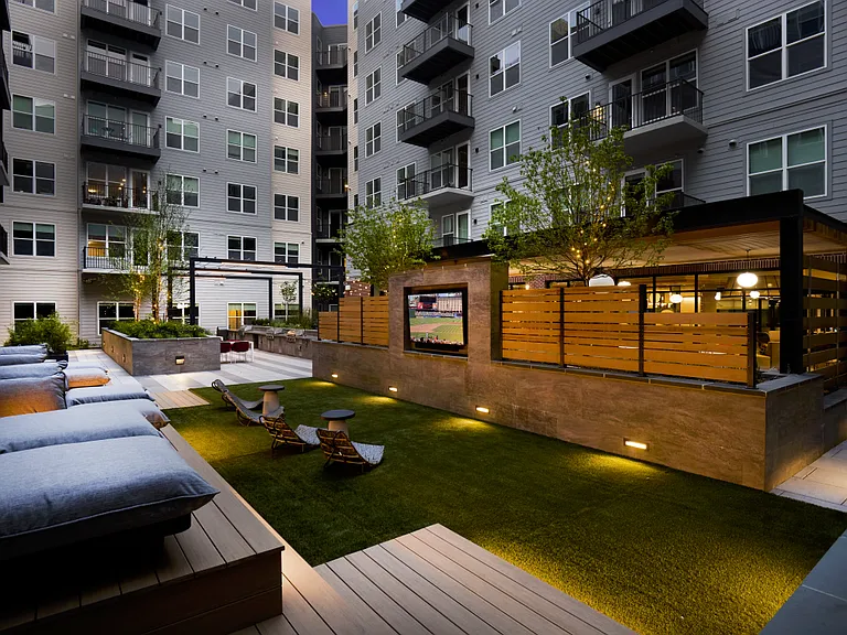 Sloan Clarendon — Photo 2