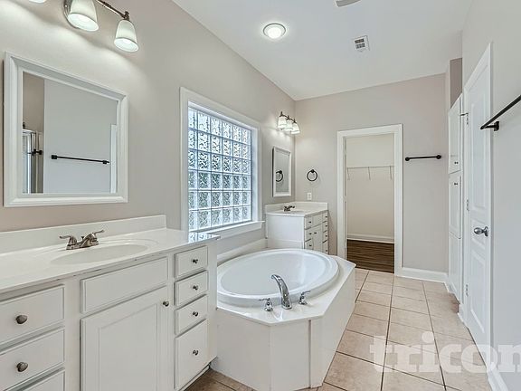 5th image of 303 Trillium St NW