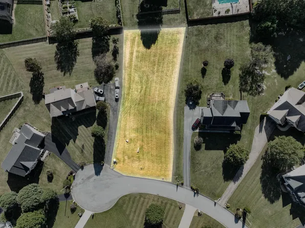 132 Sterling Ct, Bluff City, TN 37618