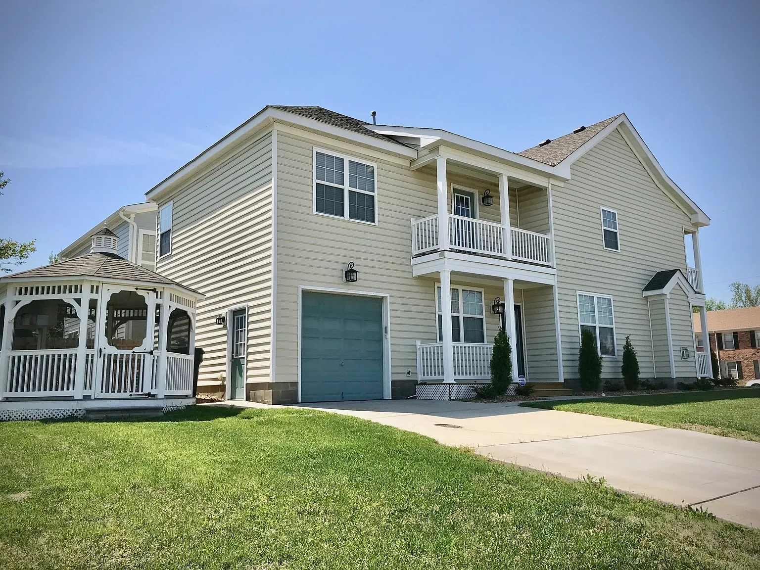 4 bed, 2.5 bath, 2318 sqft, $4,500 — Photo 1