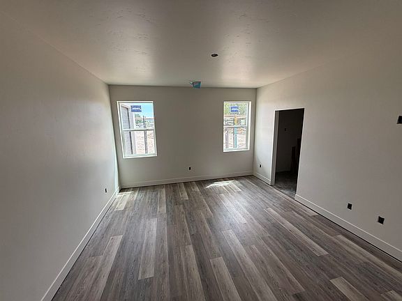 5th image of 3063 Wellington Ave