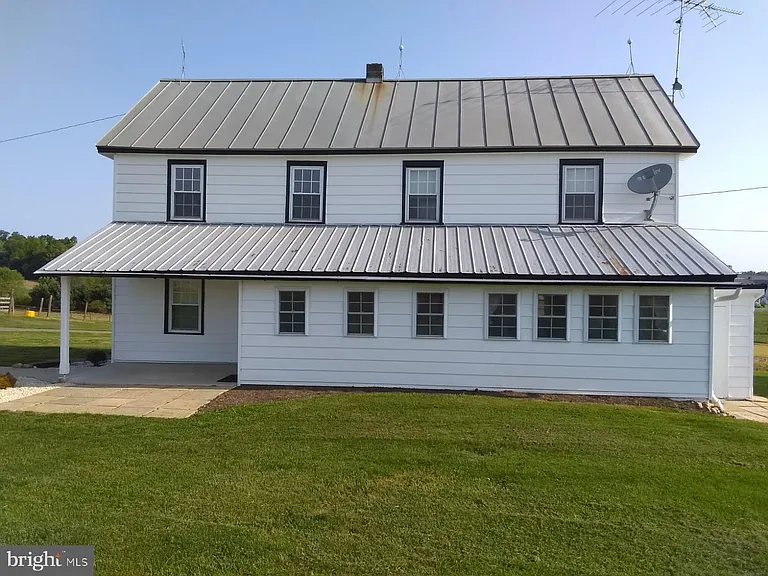 442 Green Ln — Photo 4