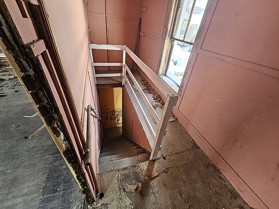 4th image of 27 Hall St