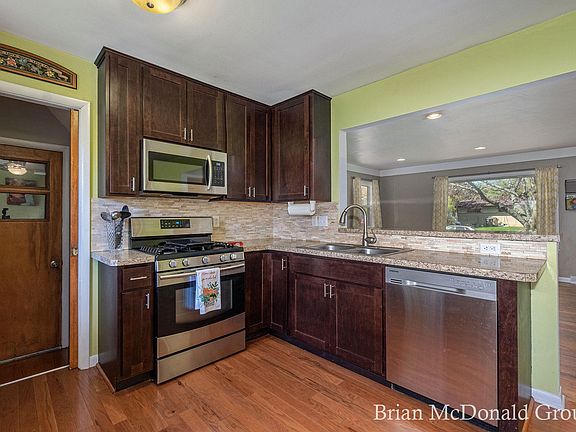 3rd image of 552 Saint Clair Ave NW