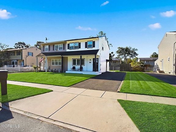 5th image of 814 Maple Street