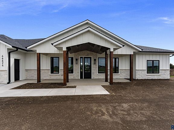 2nd image of 46624 Prairie Dr