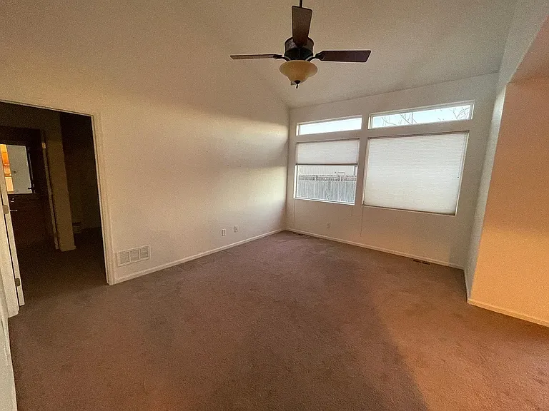 1031 Meadow Ln — Photo 11