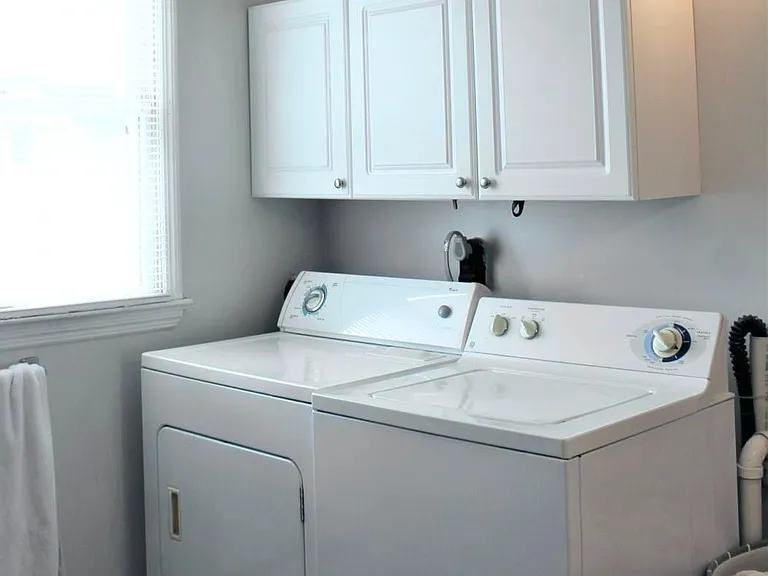 2nd floor bathroom showing laundry area