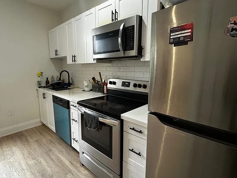 30 Victoria Ave N — Photo 3