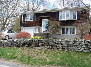 9 Winthrop Dr, Middletown, RI 02842