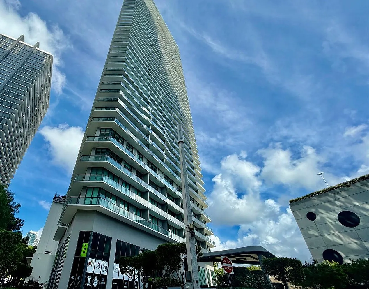 1/1 High-Rise Residence with Stunning Bay & Miami Skyline Views — Photo 4