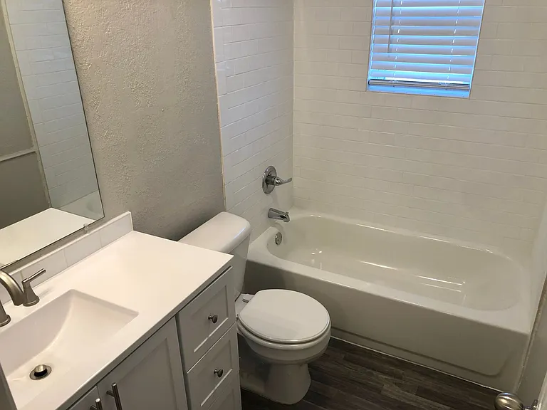 Yukon Heights Apartments — Photo 15