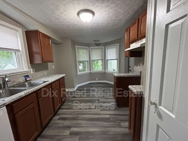 144 Niagara Ave — Photo 10
