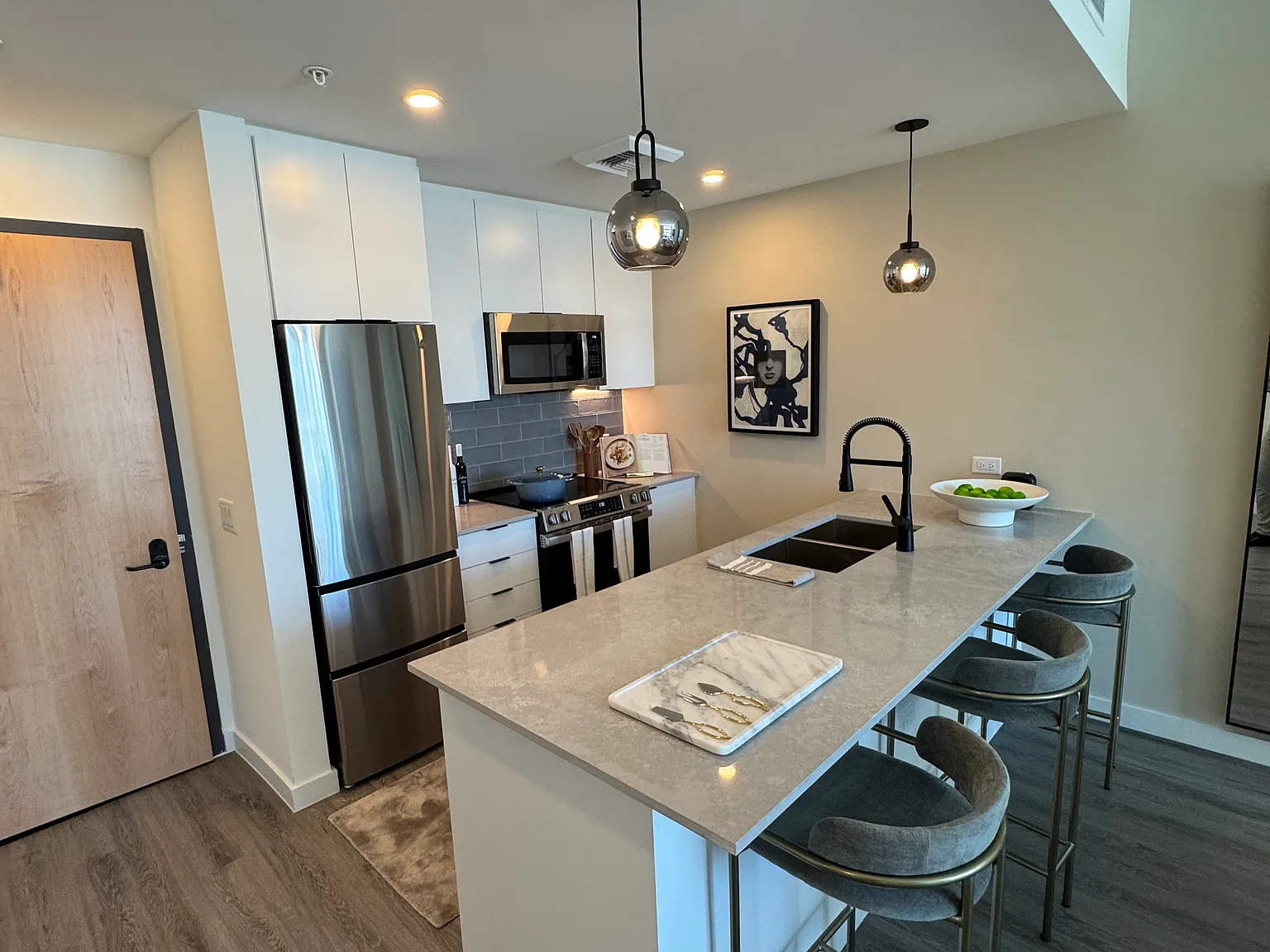 1 bed, 690 sqft, $2,375 — Photo 3