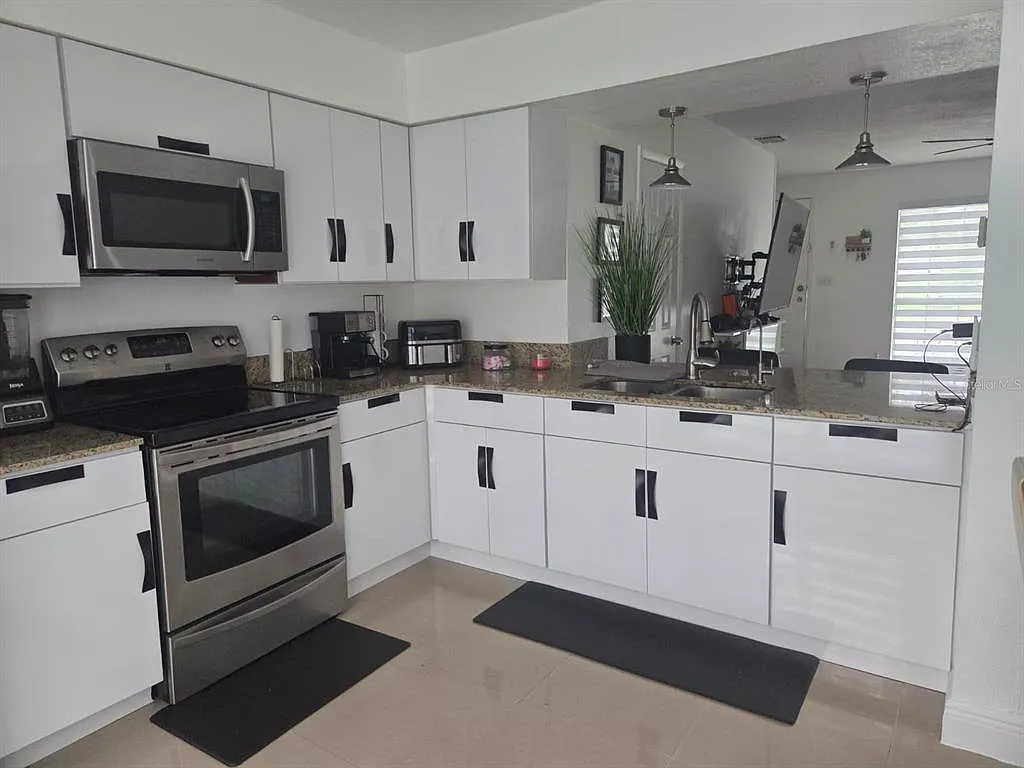 2 bed, 1.5 bath, 1007 sqft, $1,800 — Photo 3