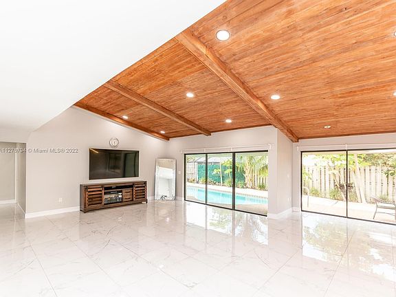 5th image of 741 E Plantation Cir